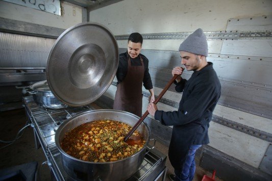 Αυτή είναι η ομάδα μαγείρων που ταΐζει τους πρόσφυγες στην Ειδομένη | iefimerida.gr 0