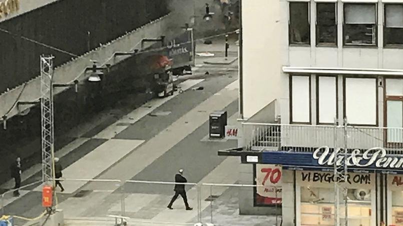 Στοκχόλμη: Φορτηγό έπεσε πάνω σε πλήθος, νεκροί και τραυματίες | iefimerida.gr 2