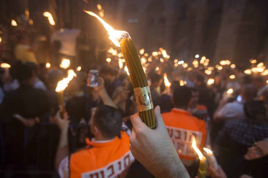 Συγκλονιστικές εικόνες από το Ναό της Αναστάσεως στα Ιεροσόλυμα - Χιλιάδες πιστοί για το Αγιο Φως | iefimerida.gr 5