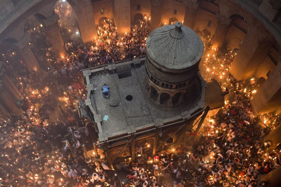 Συγκλονιστικές εικόνες από το Ναό της Αναστάσεως στα Ιεροσόλυμα - Χιλιάδες πιστοί για το Αγιο Φως | iefimerida.gr 1