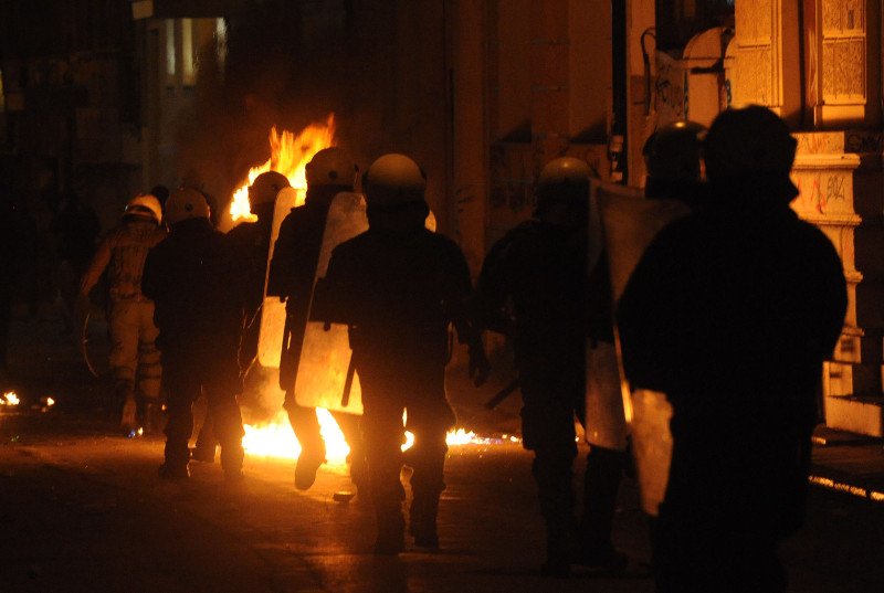 Πεδίο μάχης τα Εξάρχεια -Μολότοφ, φωτιές και χημικά | iefimerida.gr 10