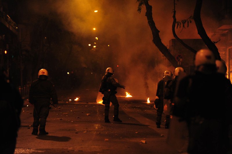 Πεδίο μάχης τα Εξάρχεια -Μολότοφ, φωτιές και χημικά | iefimerida.gr 14