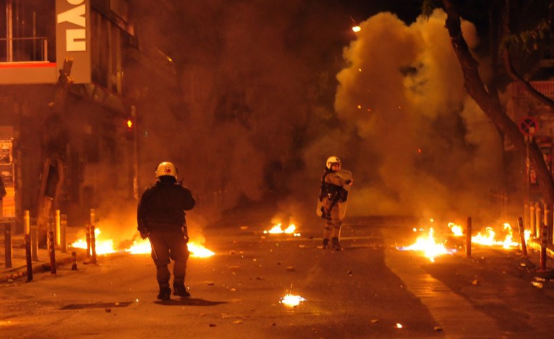 Πεδίο μάχης τα Εξάρχεια -Μολότοφ, φωτιές και χημικά | iefimerida.gr 16