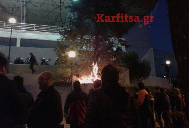 Δεν άφησαν τον υπουργό να πάει στην Agrotica -Xημικά εναντίον αγροτών στο Βελλίδειο | iefimerida.gr 3