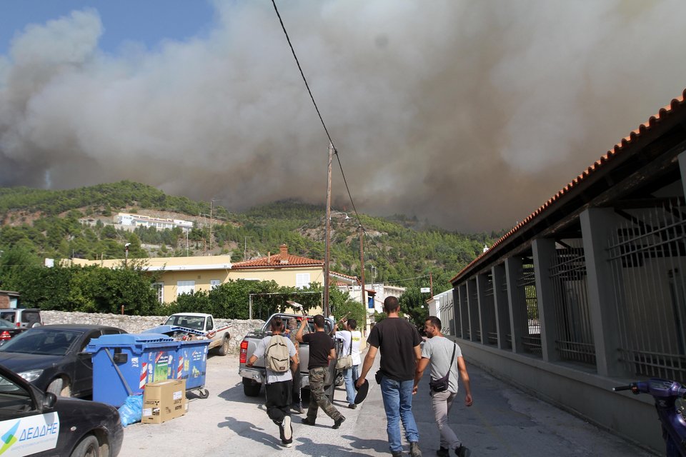 Πύρινη κόλαση στην Εύβοια – Ανεξέλεγκτη η φωτιά, στάχτη χιλιάδες στρέμματα | iefimerida.gr 4
