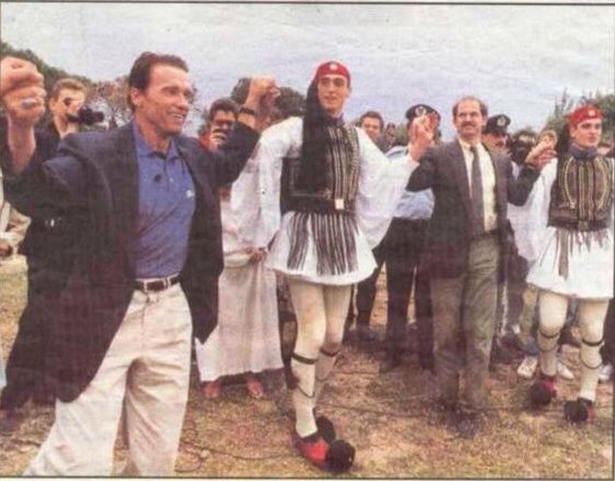 Σβαρτσενέγκερ-Παπανδρέου χορεύουν τσάμικο με Εύζωνες -Η εικόνα που σαρώνει στο διαδίκτυο | iefimerida.gr 0