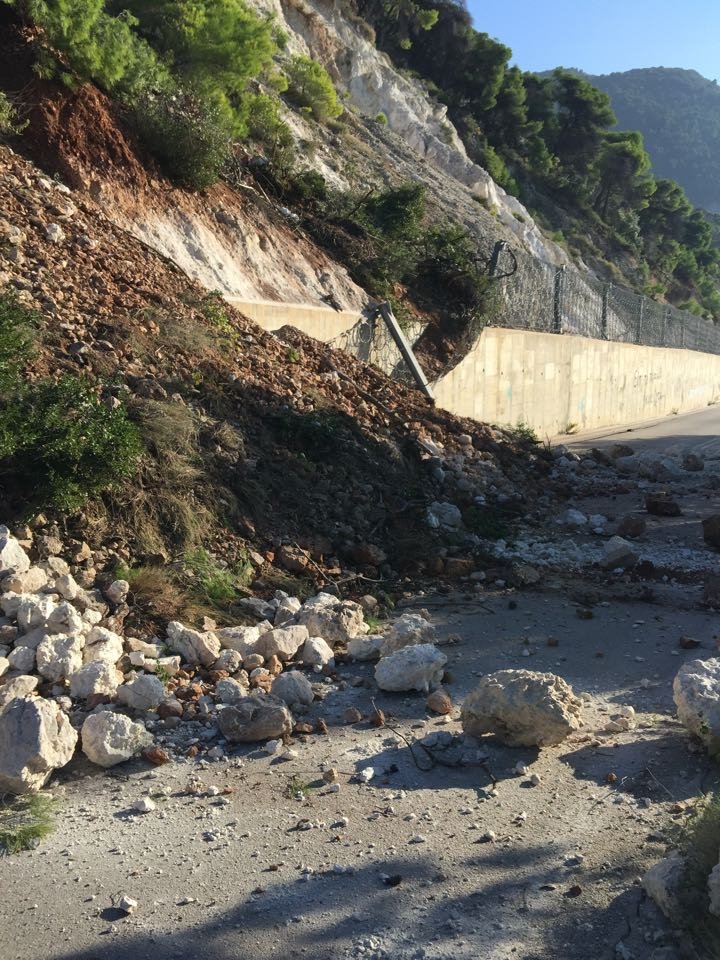 Απίστευτες εικόνες στον δρόμο προς την παραλία Κάθισμα στην Λευκάδα από τον σεισμό | iefimerida.gr 0