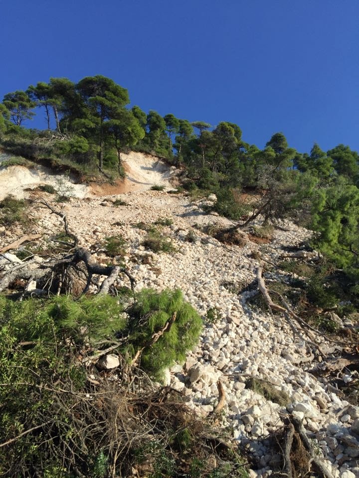 Απίστευτες εικόνες στον δρόμο προς την παραλία Κάθισμα στην Λευκάδα από τον σεισμό | iefimerida.gr 1