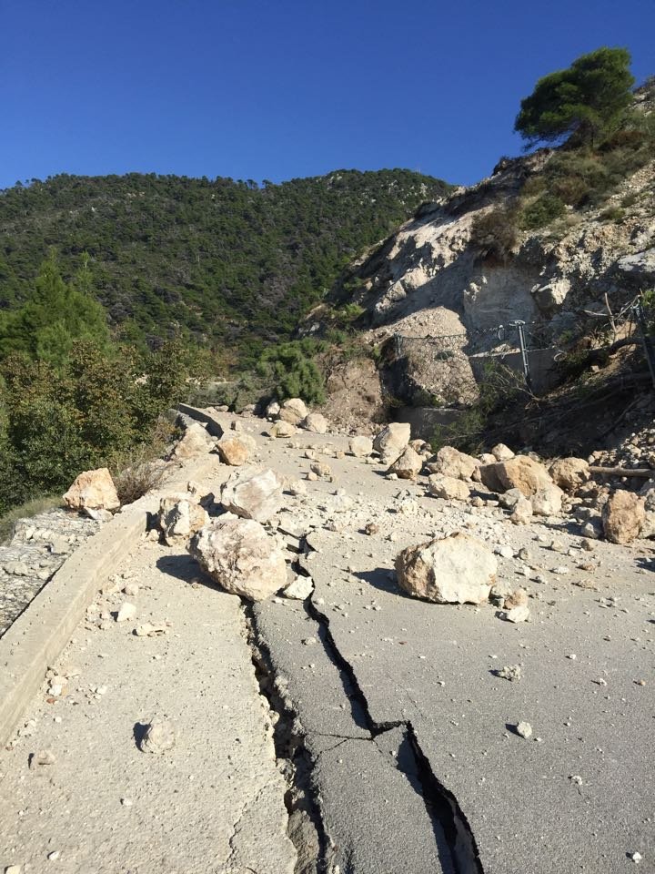 Απίστευτες εικόνες στον δρόμο προς την παραλία Κάθισμα στην Λευκάδα από τον σεισμό | iefimerida.gr 8