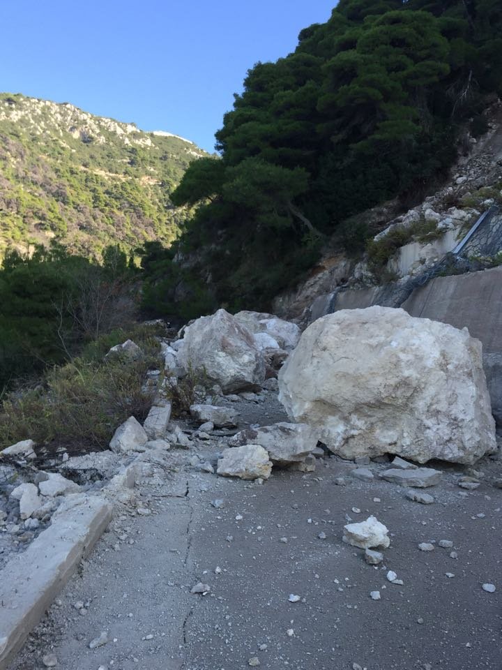 Απίστευτες εικόνες στον δρόμο προς την παραλία Κάθισμα στην Λευκάδα από τον σεισμό | iefimerida.gr 7