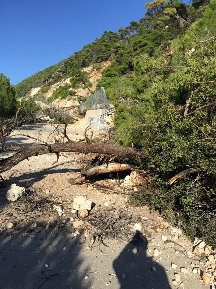 Απίστευτες εικόνες στον δρόμο προς την παραλία Κάθισμα στην Λευκάδα από τον σεισμό | iefimerida.gr 2