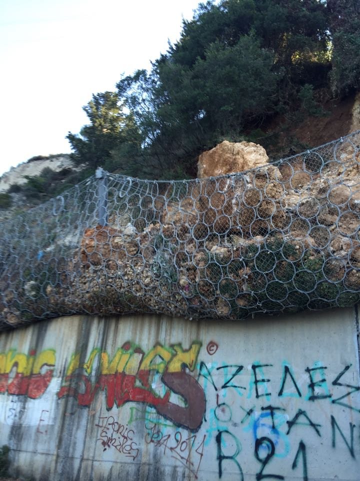 Απίστευτες εικόνες στον δρόμο προς την παραλία Κάθισμα στην Λευκάδα από τον σεισμό | iefimerida.gr 3
