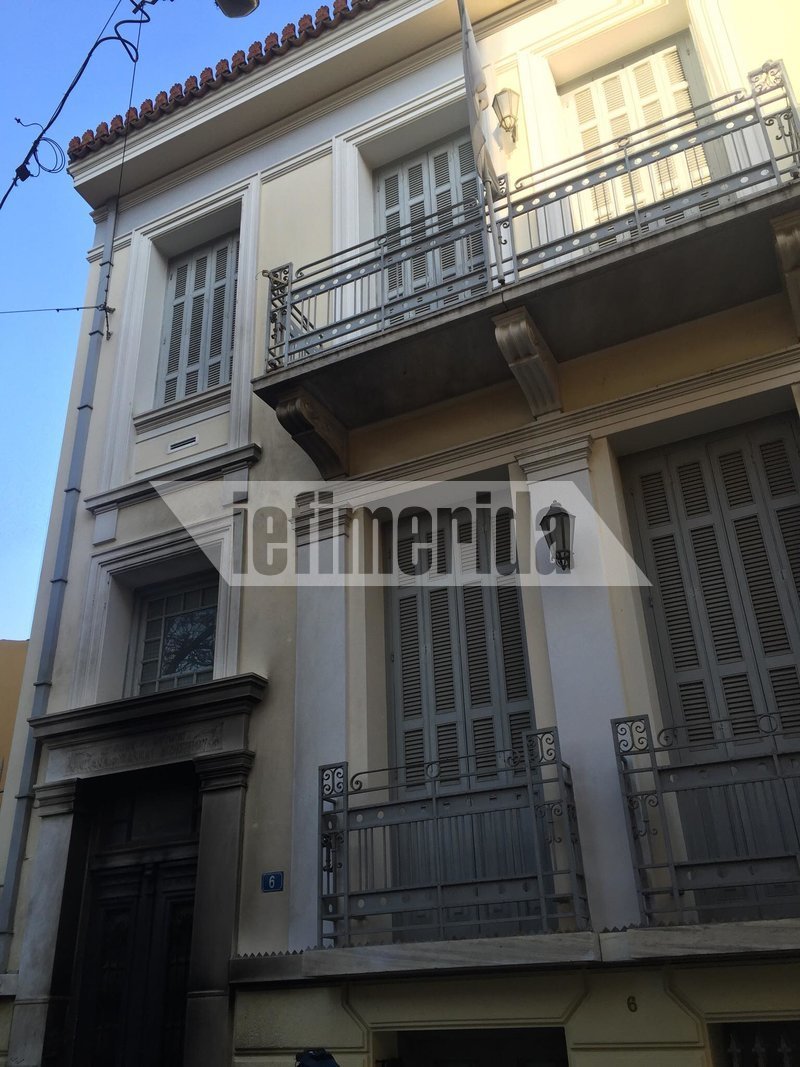 Επίθεση με γκαζάκια στην επιχείρηση της Μαρέβας Μητσοτάκη | iefimerida.gr 0