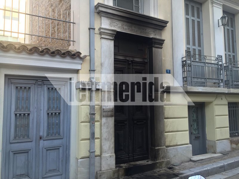 Επίθεση με γκαζάκια στην επιχείρηση της Μαρέβας Μητσοτάκη | iefimerida.gr 1