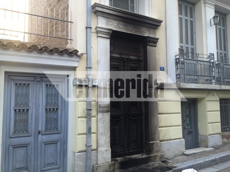 Επίθεση με γκαζάκια στην επιχείρηση της Μαρέβας Μητσοτάκη | iefimerida.gr 2