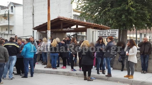 Λαμία: Συγκέντρωση γονέων από τα ξημερώματα έξω από σχολείο -Για να μη φοιτήσουν εκεί προσφυγόπουλα | iefimerida.gr 0