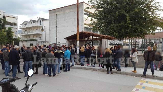 Λαμία: Συγκέντρωση γονέων από τα ξημερώματα έξω από σχολείο -Για να μη φοιτήσουν εκεί προσφυγόπουλα | iefimerida.gr 1