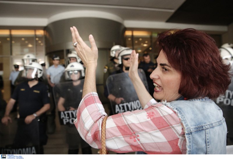 Ο Λαφαζάνης έκανε ντου στο Χίλτον: «Από εδώ κυβερνούν τη χώρα» | iefimerida.gr 6