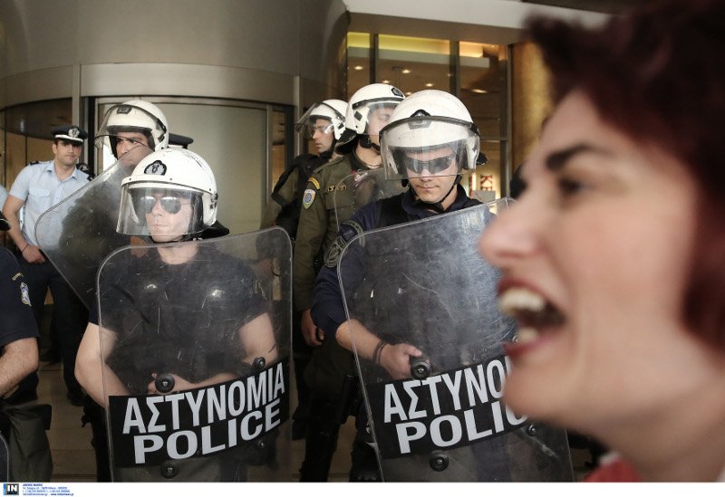 Ο Λαφαζάνης έκανε ντου στο Χίλτον: «Από εδώ κυβερνούν τη χώρα» | iefimerida.gr 7