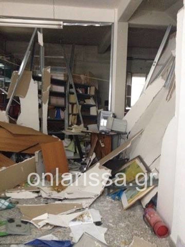 Λάρισα: Ληστές ανατίναξαν ΑΤΜ και άρπαξαν 40.000 ευρώ | iefimerida.gr 2