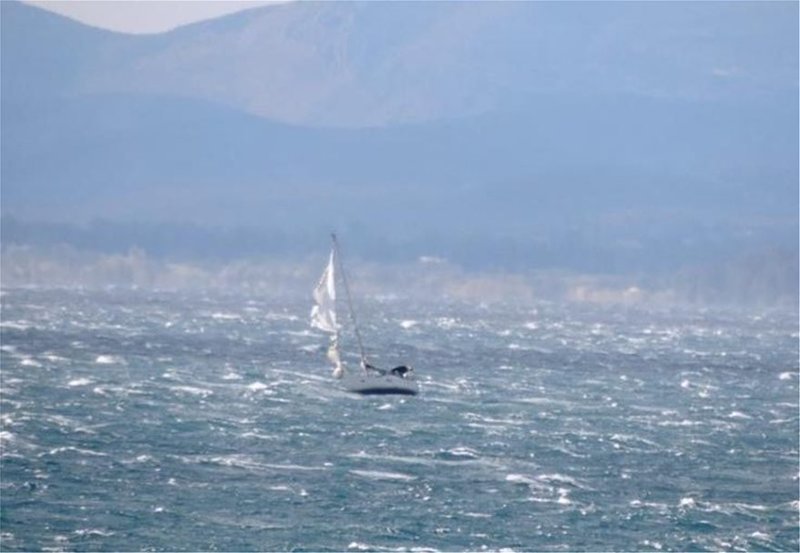 Οι άνεμοι έσκισαν τα πανιά ιστιοφόρου στην Πάτρα
