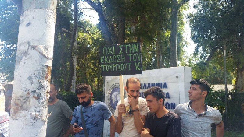 Διαμαρτυρία Τούρκων και Κούρδων προσφύγων υπέρ του Καγιά που κάνει απεργία πείνας- φωτογραφία iefimerida