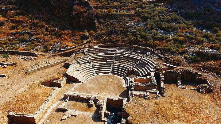 Καρθαία: Παράσταση όπως στην αρχαιότητα -Χωρίς μικρόφωνα και ρεύμα, με το φως της ημέρας | iefimerida.gr 2