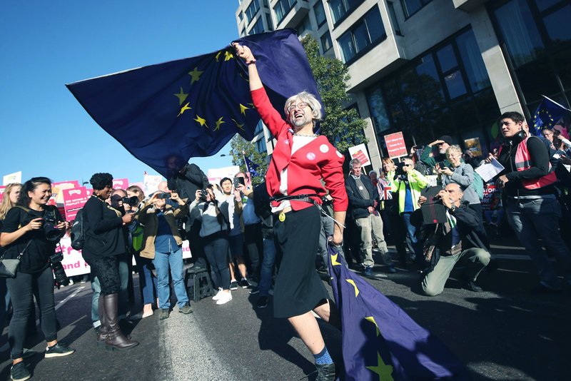 Περισσότερο από μισό εκατομμύριο άνθρωποι μετείχαν σήμερα στο Λονδίνο στη μεγαλύτερη διαδήλωση που πραγματοποιείται για το Brexit