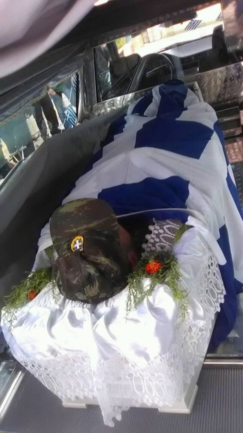 Τυλιγμένη με την γαλανόλευκη η σορός Κατσίφα