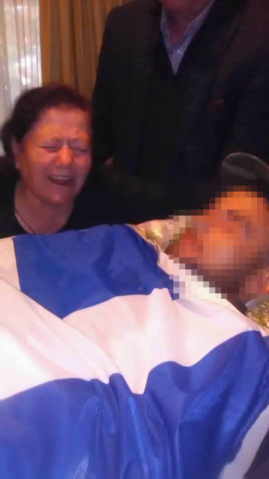 Η μάνα του Κωνσταντίνου Κατσίφα, θρηνεί πάνω από το φέρετρο