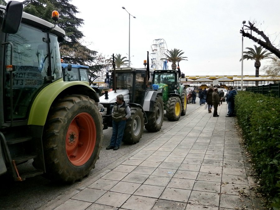Εξαγριωμένοι αγρότες: Μπλόκα παντού, κατέβασαν ταμπέλα του ΣΥΡΙΖΑ | iefimerida.gr 5