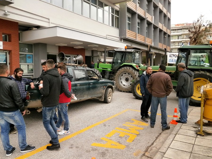 Εξαγριωμένοι αγρότες: Μπλόκα παντού, κατέβασαν ταμπέλα του ΣΥΡΙΖΑ | iefimerida.gr 6