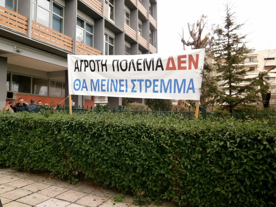 Εξαγριωμένοι αγρότες: Μπλόκα παντού, κατέβασαν ταμπέλα του ΣΥΡΙΖΑ | iefimerida.gr 7