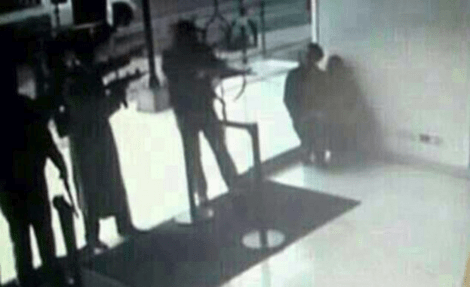 Ανατριχιαστικές εικόνες από τις εκτελέσεις των ομήρων στην επίθεση στο Ναϊρόμπι | iefimerida.gr 3