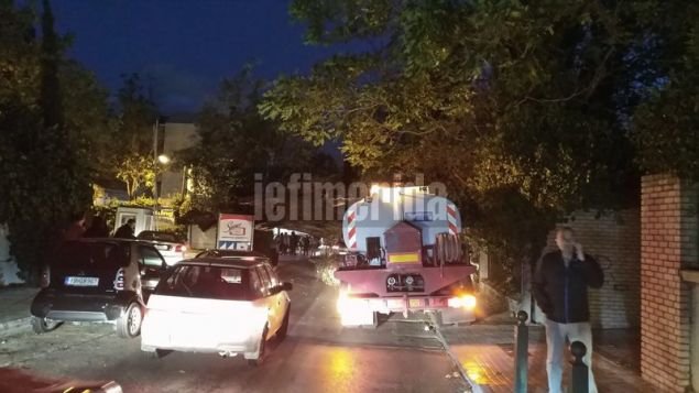 Ενα δέντρο ξεριζώθηκε έξω από τον ηλεκτρικό στην Κηφισιά
