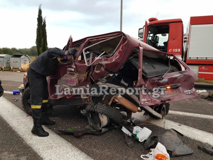 Στο Ford Lada επέβαιναν δύο άνδρες. Ο ένας έχει τραυματιστεί σοβαρά