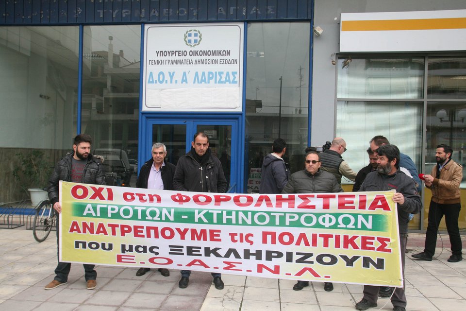 Εξαγριωμένοι αγρότες: Μπλόκα παντού, κατέβασαν ταμπέλα του ΣΥΡΙΖΑ | iefimerida.gr 8