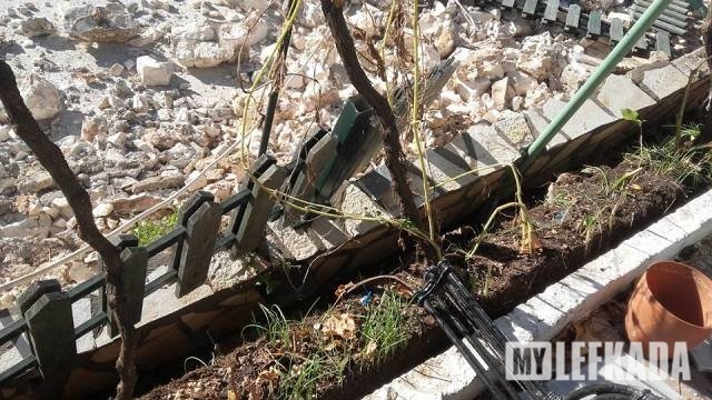 Δύο νεκρούς και πολλές καταστροφές άφησε ο σεισμός στη Λευκάδα | iefimerida.gr 1