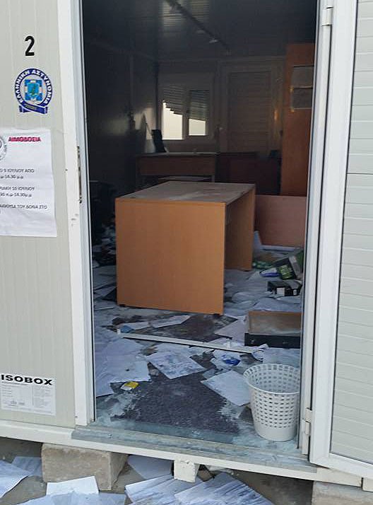 Μετανάστες στη Λέρο επιτέθηκαν σε αστυνομικούς και έσπασαν το hotspot | iefimerida.gr 0