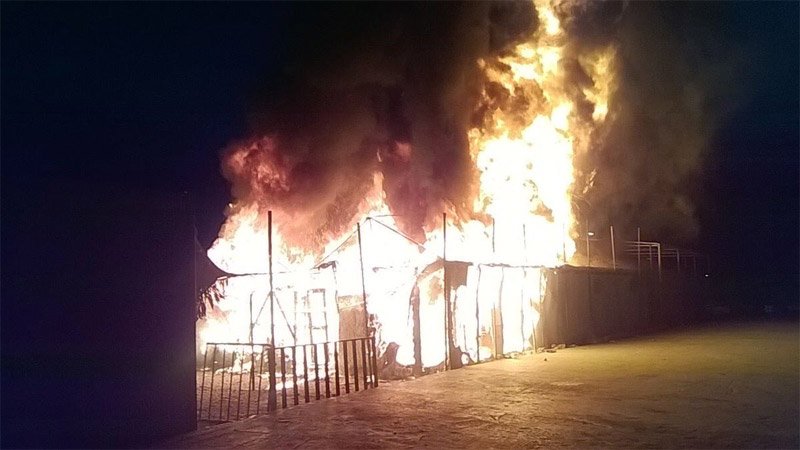 Λέσβος: Επεισόδια μεταξύ μεταναστών-Εγινε στάχτες το hotspot | iefimerida.gr 1
