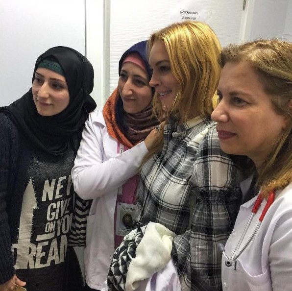 Η Λίντσεϊ Λόχαν προωθεί ποτό για τους πρόσφυγες | iefimerida.gr 0