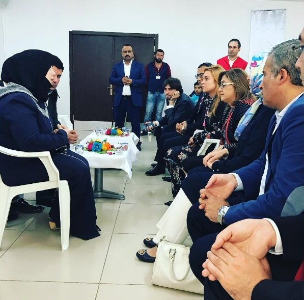 Η Λίντσεϊ Λόχαν προωθεί ποτό για τους πρόσφυγες | iefimerida.gr 1