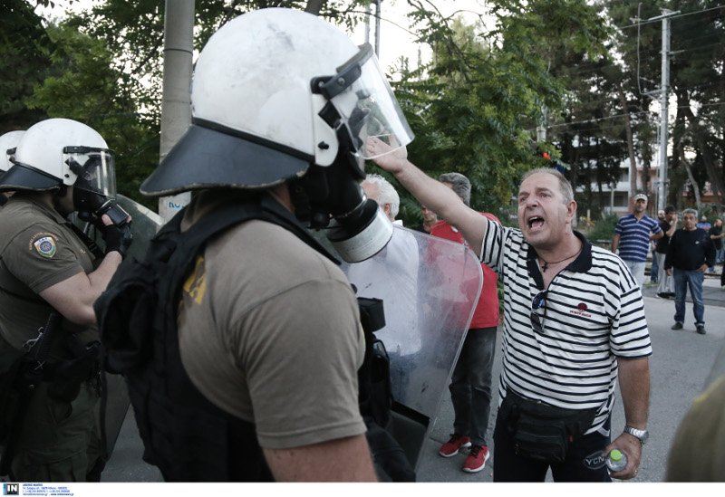 Η κατάσταση στο Μενίδι έχει ξεφύγει: Μολότοφ, δακρυγόνα & ένοπλες περιπολίες! | iefimerida.gr 4