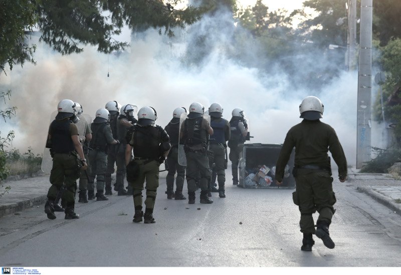 Η κατάσταση στο Μενίδι έχει ξεφύγει: Μολότοφ, δακρυγόνα & ένοπλες περιπολίες! | iefimerida.gr 6