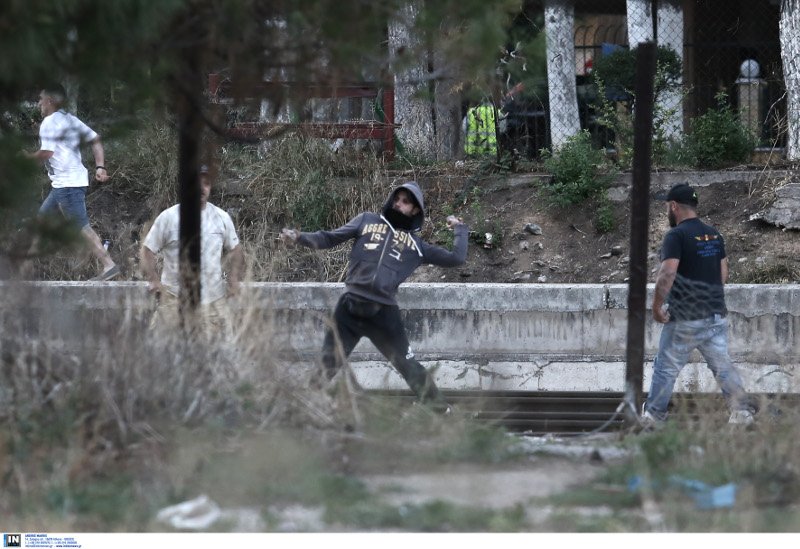 Η κατάσταση στο Μενίδι έχει ξεφύγει: Μολότοφ, δακρυγόνα & ένοπλες περιπολίες! | iefimerida.gr 8