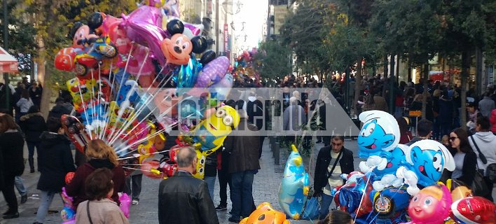 Δρόμοι γεμάτοι κόσμο – Συνδύασαν βόλτα και ψώνια στα ανοιχτά καταστήματα | iefimerida.gr 1