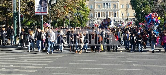 Δρόμοι γεμάτοι κόσμο – Συνδύασαν βόλτα και ψώνια στα ανοιχτά καταστήματα | iefimerida.gr 0