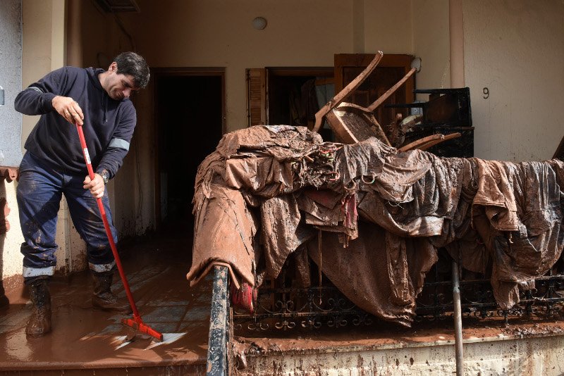 Στους έξι οι αγνοούμενοι από τη θεομηνία στη Μάνδρα, 16 οι νεκροί | iefimerida.gr 13