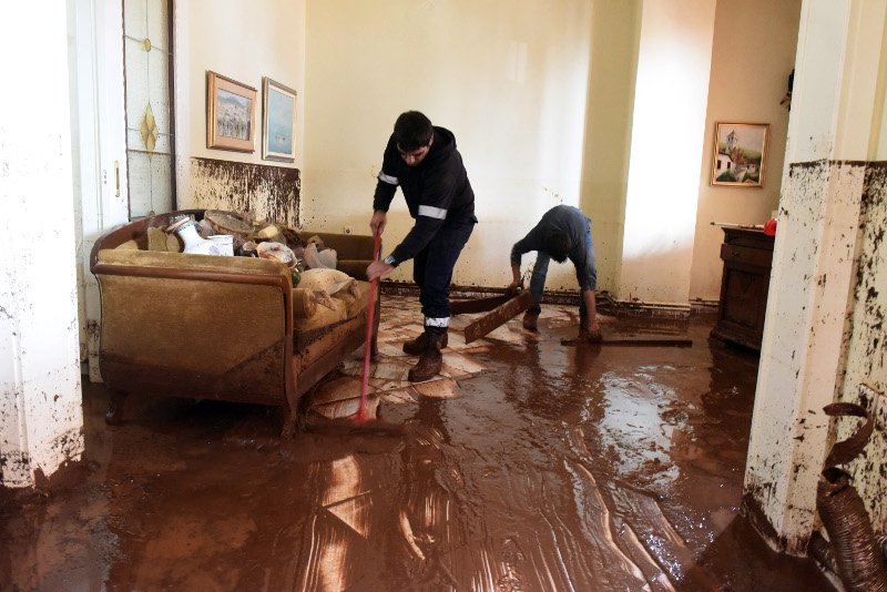 Στους έξι οι αγνοούμενοι από τη θεομηνία στη Μάνδρα, 16 οι νεκροί | iefimerida.gr 14