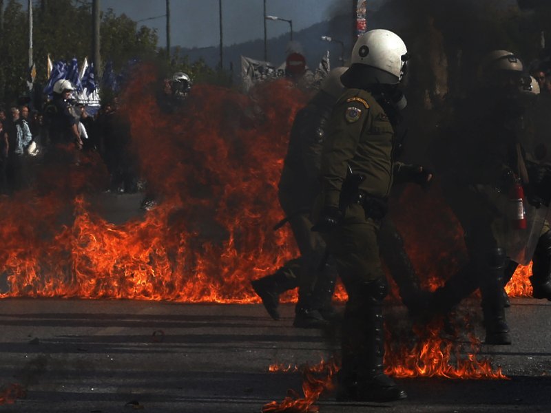 Μολότοφ και πετροπόλεμος στο Σύνταγμα -Επεισόδια στη διαδήλωση | iefimerida.gr 7